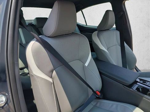 Used 2025 Toyota Camry SE w/ Convenience Package FWD image 15