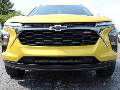 Used 2025 Chevrolet Trax RS w/ Sunroof Package FWD image 2