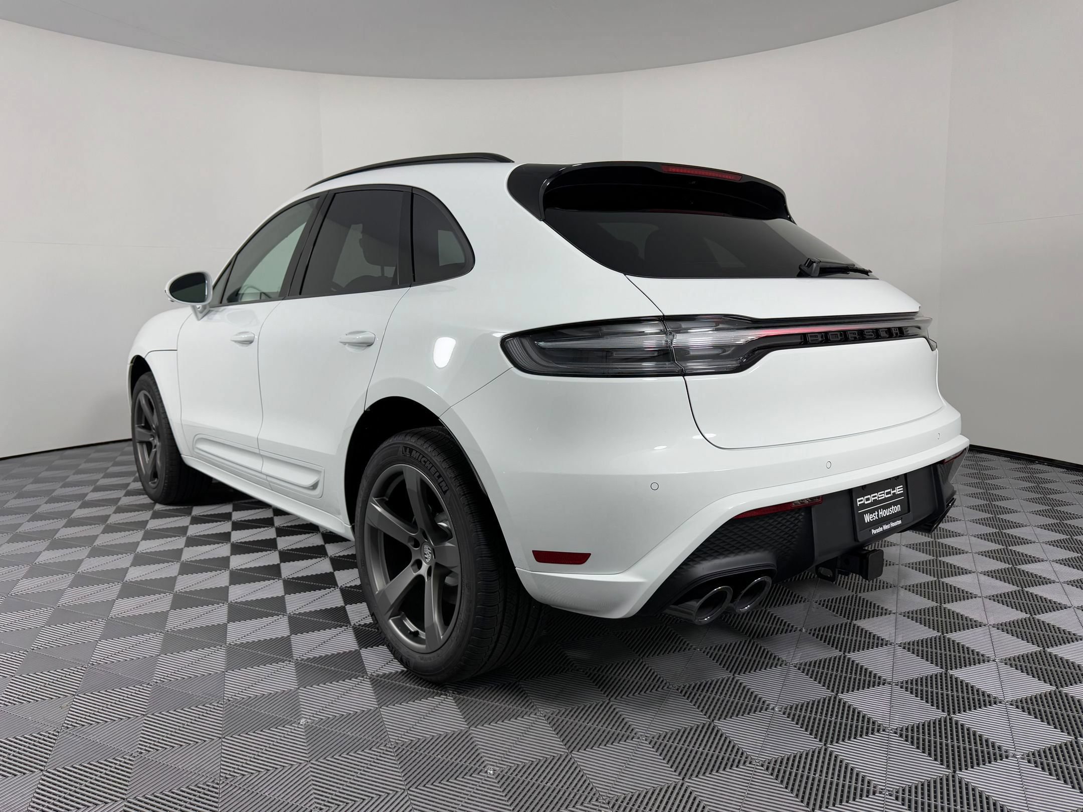 Certified 2026 Porsche Macan AWD/4WD image 3