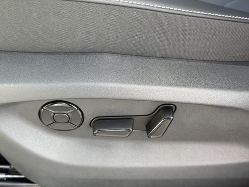 New 2026 Volkswagen Tiguan SE image 16