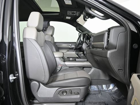 Used 2025 Chevrolet Silverado 2500 ZR2 w/ Technology Package image 14