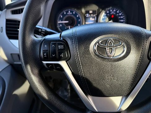 Used 2018 Toyota Sienna LE FWD image 26
