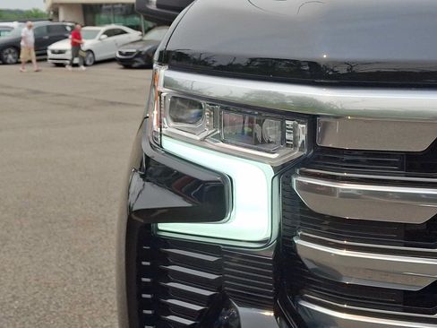 Used 2025 Chevrolet Silverado 1500 High Country w/ High Country Premium Package AWD/4WD image 9