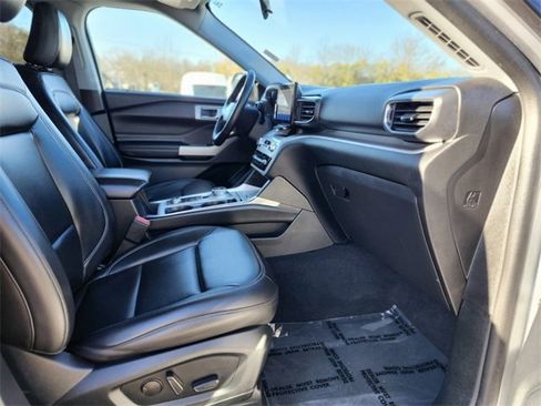 Certified 2022 Ford Explorer XLT w/ Equipment Group 202A image 11