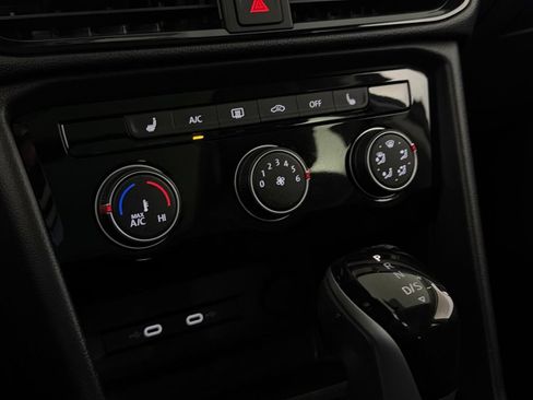Used 2023 Volkswagen Taos SE w/ Panoramic Sunroof Package FWD image 18