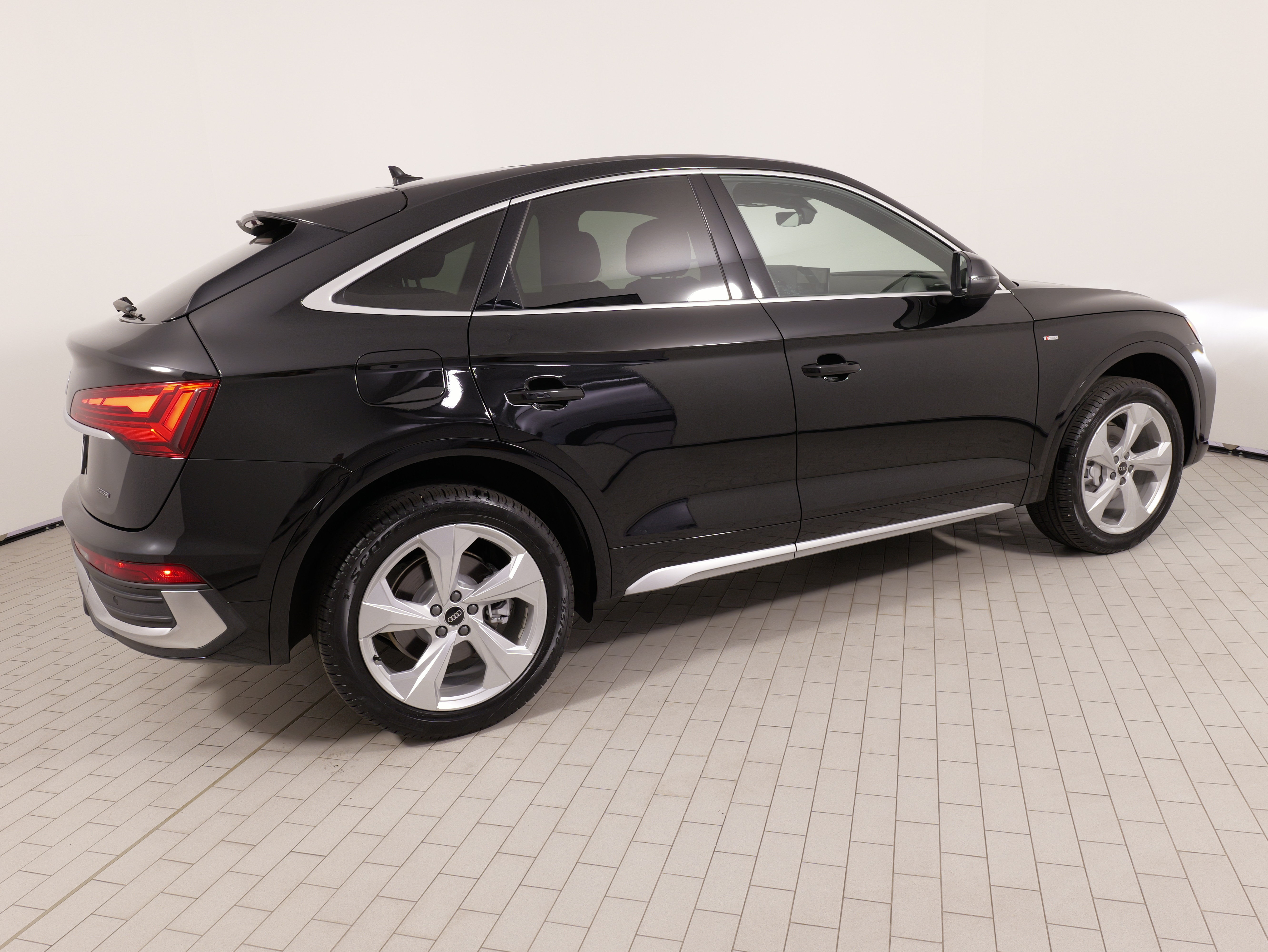 Used 2025 Audi Q5 2.0T Premium Plus w/ Premium Plus Package AWD/4WD image 12