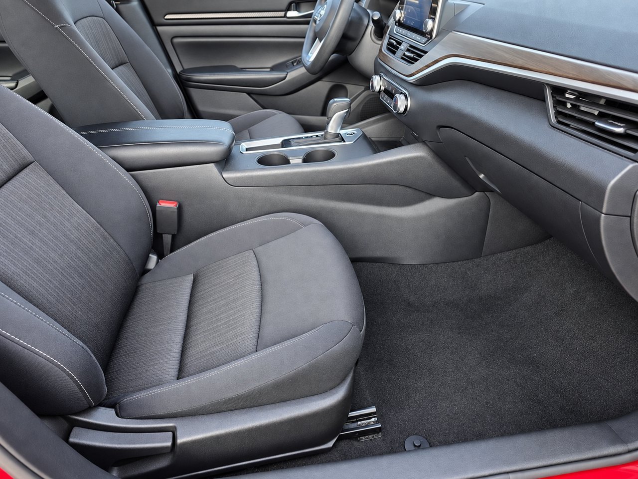 Used 2025 Nissan Altima 2.5 SV FWD image 30