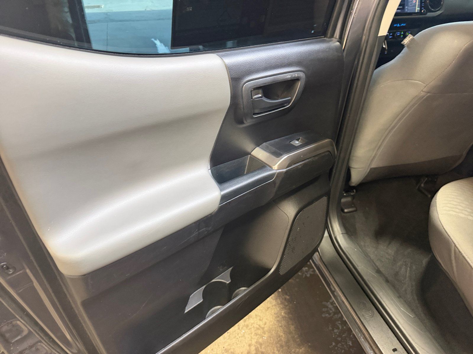 Used 2021 Toyota Tacoma SR5 RWD image 31