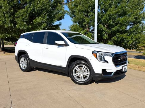 Used 2024 GMC Terrain SLE FWD image 1