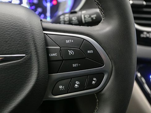 Used 2024 Chrysler Pacifica Touring-L image 35