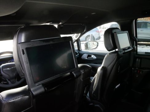 Used 2024 Chrysler Pacifica Touring-L w/ Uconnect Theater Family Group image 34