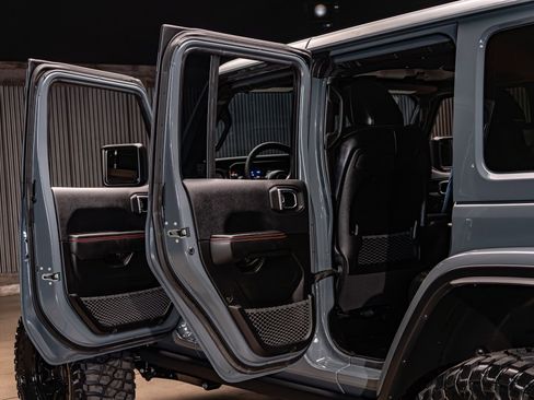 Used 2025 Jeep Wrangler Unlimited Rubicon image 32