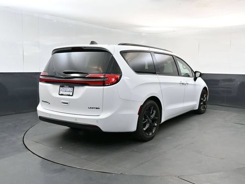 Used 2025 Chrysler Pacifica Limited FWD image 5