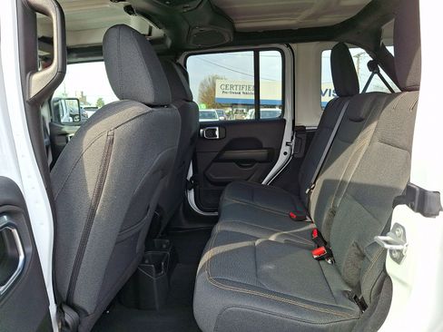 Used 2025 Jeep Wrangler Unlimited Sahara image 10