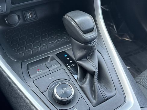 Certified 2024 Toyota RAV4 LE AWD/4WD image 27
