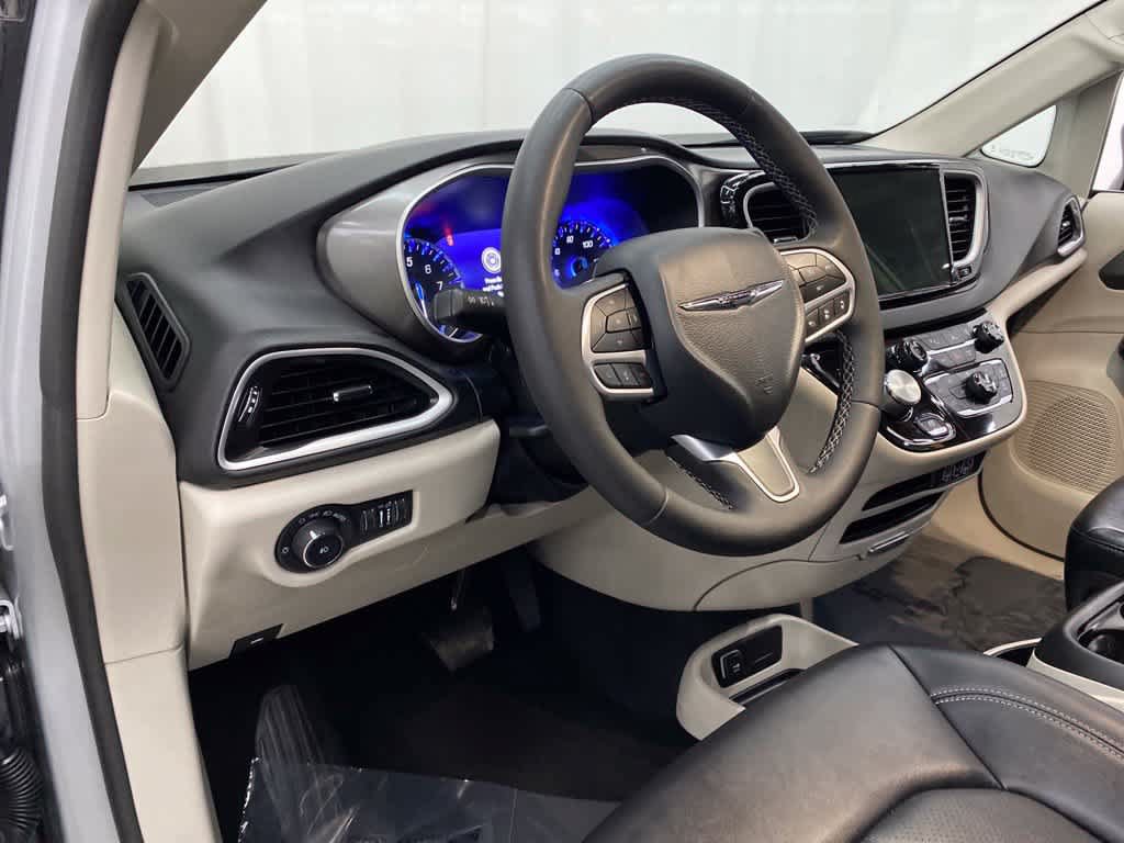Used 2024 Chrysler Pacifica Touring-L FWD image 2