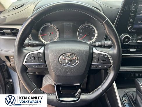 Used 2020 Toyota Highlander LE AWD/4WD image 12