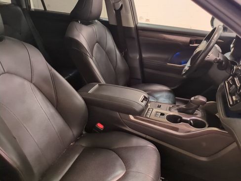 Used 2020 Toyota Highlander Limited image 10