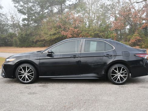 Used 2022 Toyota Camry SE image 2