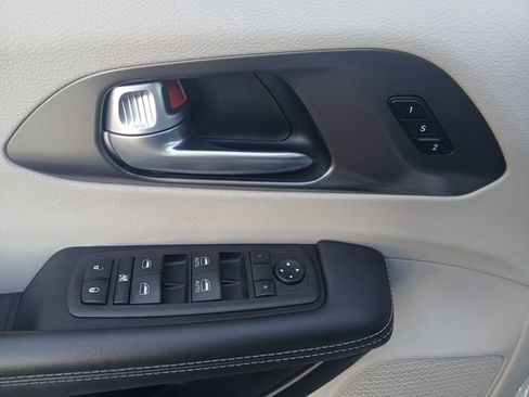 Used 2024 Chrysler Pacifica Touring-L image 13