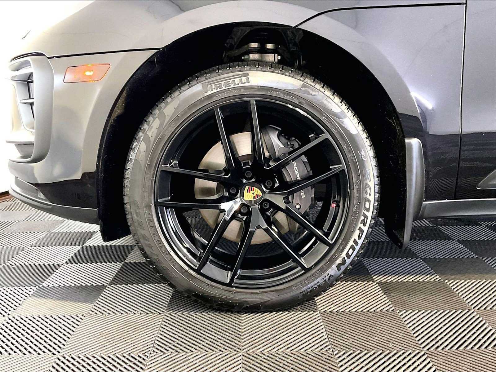 Certified 2022 Porsche Macan AWD/4WD image 11