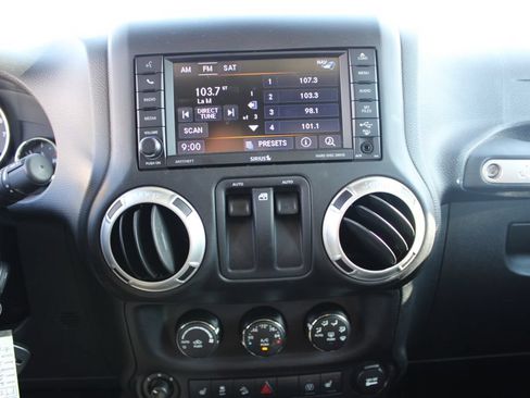 Used 2018 Jeep Wrangler Sahara w/ Connectivity Group AWD/4WD image 21