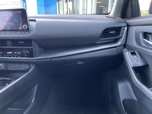 Used 2023 Nissan Rogue SV image 31