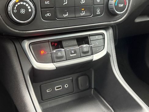 Used 2024 GMC Terrain SLE image 22