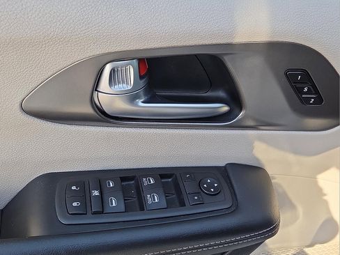 Used 2024 Chrysler Pacifica Touring-L FWD image 14