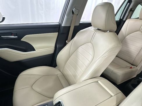Used 2023 Toyota Highlander XLE AWD/4WD image 13
