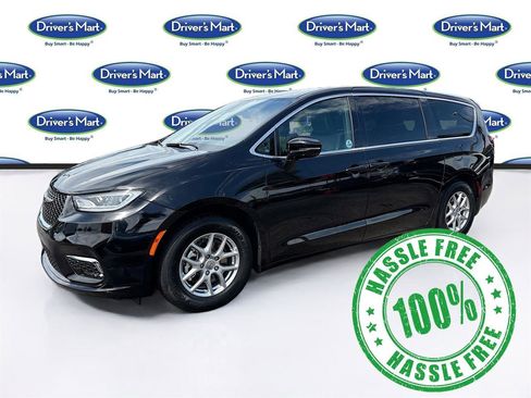 Used 2025 Chrysler Pacifica Select FWD image 3