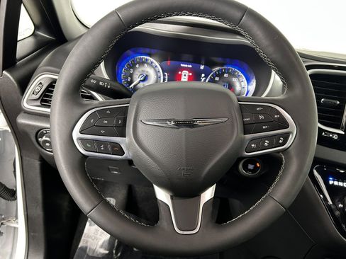 Used 2025 Chrysler Pacifica Select FWD image 23