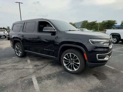 Used 2022 Jeep Wagoneer Series III w/ Premium Group I AWD/4WD image 2