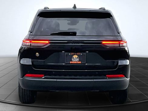 Used 2023 Jeep Grand Cherokee Altitude AWD/4WD image 5