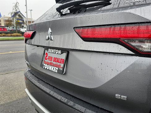 Used 2022 Mitsubishi Outlander SE image 9