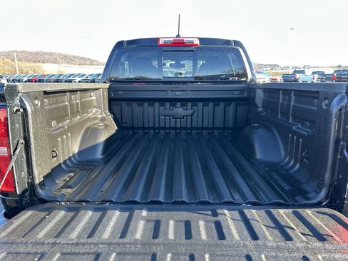 Used 2022 Chevrolet Colorado Z71 w/ Z71 Midnight Edition image 9