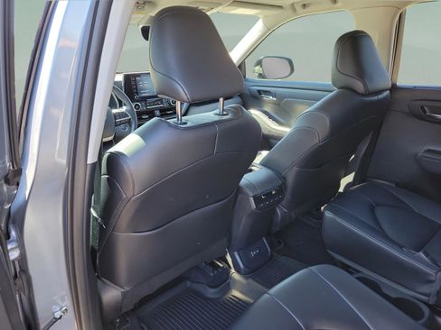 Used 2022 Toyota Highlander XLE image 16