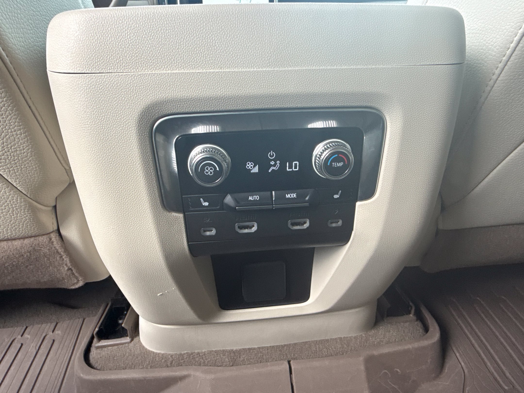 Used 2023 GMC Yukon Denali w/ Advanced Technology Package AWD/4WD image 12