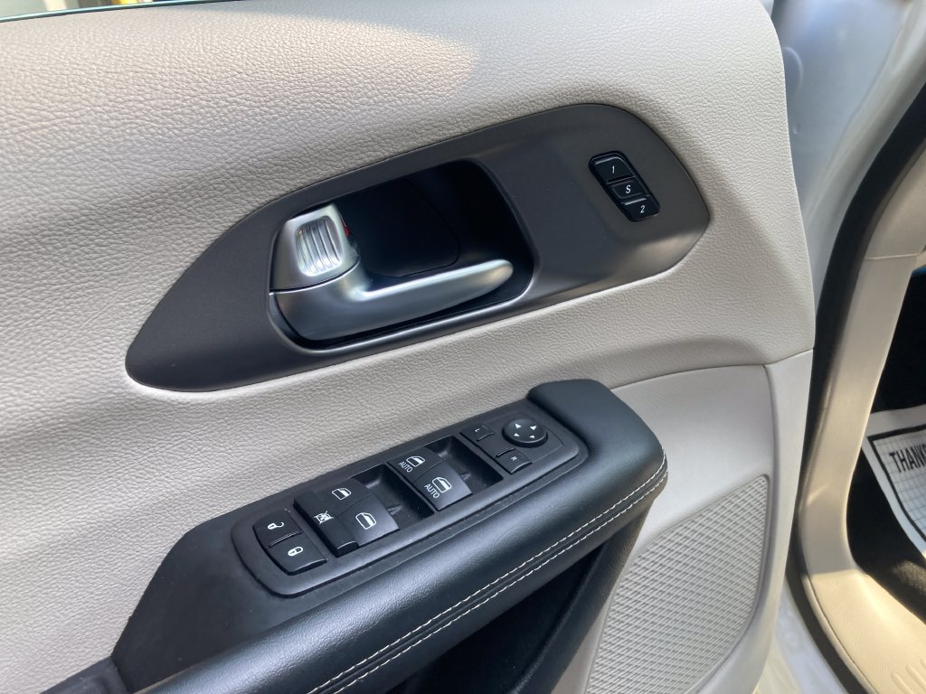 Used 2023 Chrysler Pacifica Touring-L FWD image 14