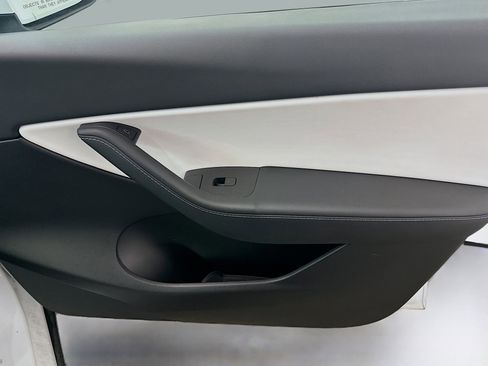 Used 2022 Tesla Model Y Long Range image 35