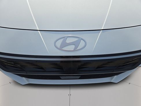 Certified 2025 Hyundai Elantra Limited FWD image 36