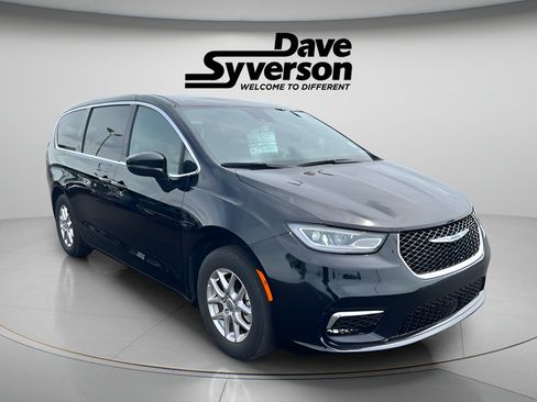 Used 2025 Chrysler Pacifica Select FWD image 3