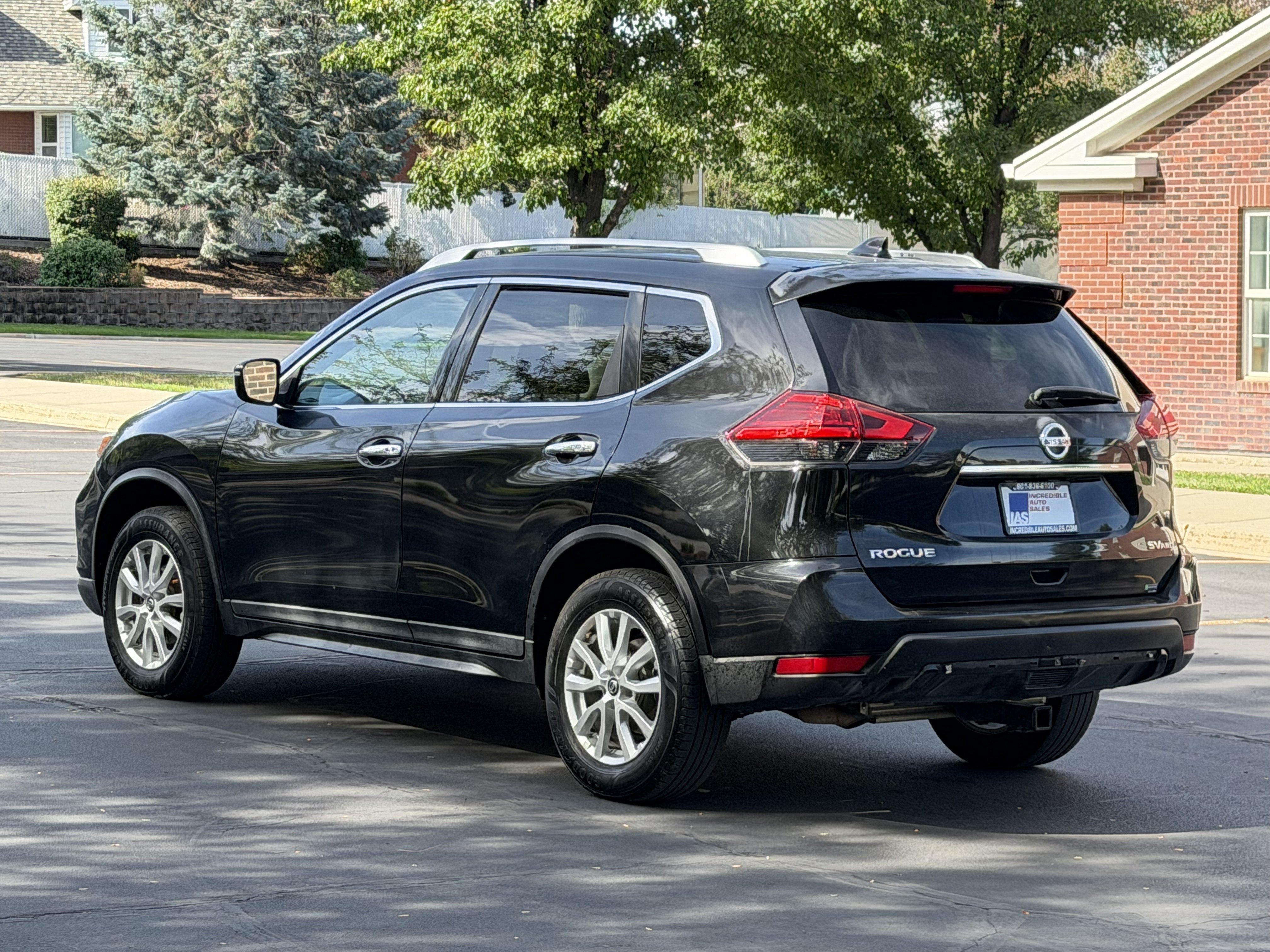 Used 2017 Nissan Rogue SV AWD/4WD image 4