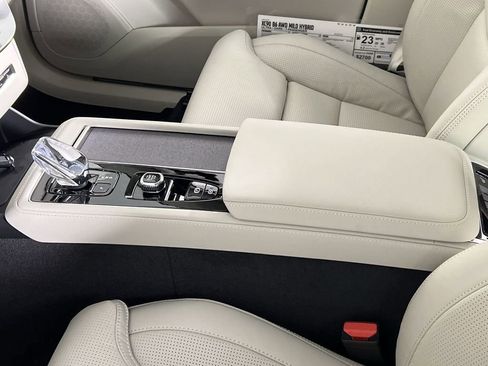 New 2026 Volvo XC90 B6 Ultra w/ Protection Package image 21