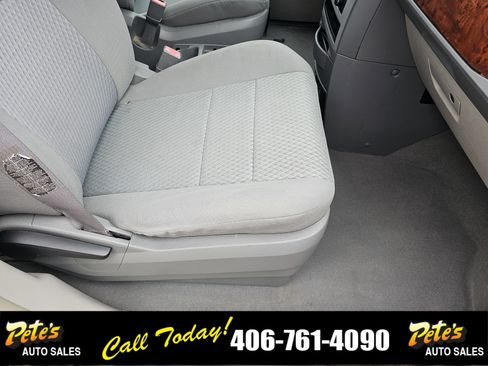 Used 2009 Chrysler Town & Country Touring image 19