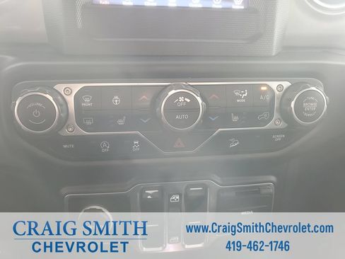 Used 2019 Jeep Wrangler Unlimited Sahara w/ Cold Weather Group AWD/4WD image 25