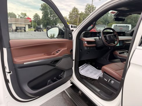 Used 2025 Lincoln Navigator Reserve AWD/4WD image 12