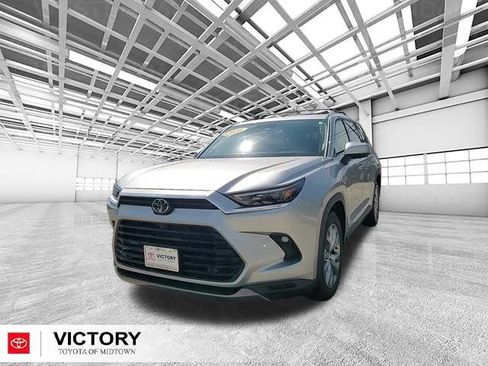 Used 2024 Toyota Grand Highlander Limited image 9