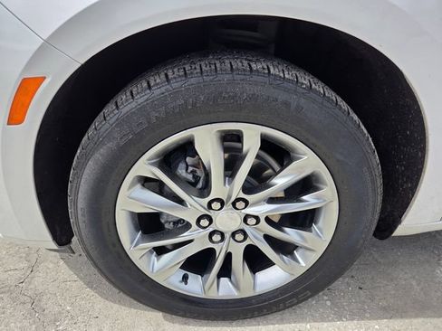 Used 2022 Buick Enclave Avenir w/ Avenir Technology Package FWD image 7