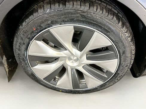 Used 2023 Tesla Model Y Long Range image 11